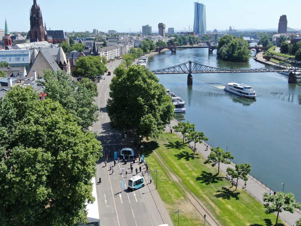 Zwei AV-Busse auf der Teststrecke am Mainufer