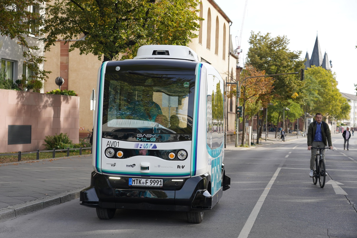 Ein AV-Bus im Testbetrieb auf einer Straße in Frankfurts