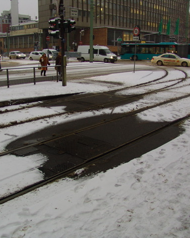 Gleise mit Weichenheizung Gleise im Winter. Im Bereich der Weichenheizung ist der Schnee geschmolzen.