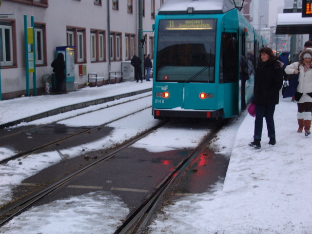 Weichenheizung Bahn an einer Haltestelle im Winter. Im Bereich der Weichnheizung ist der Schnee rund um die Gleise geschmolzen.