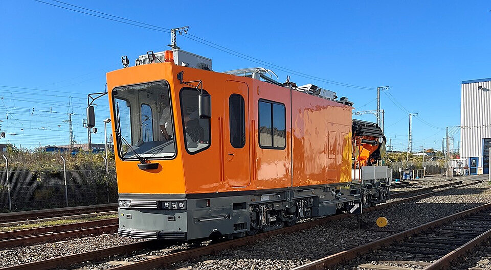 Das Gleisarbeitsfahrzeug GAF auf einem Anhänger.