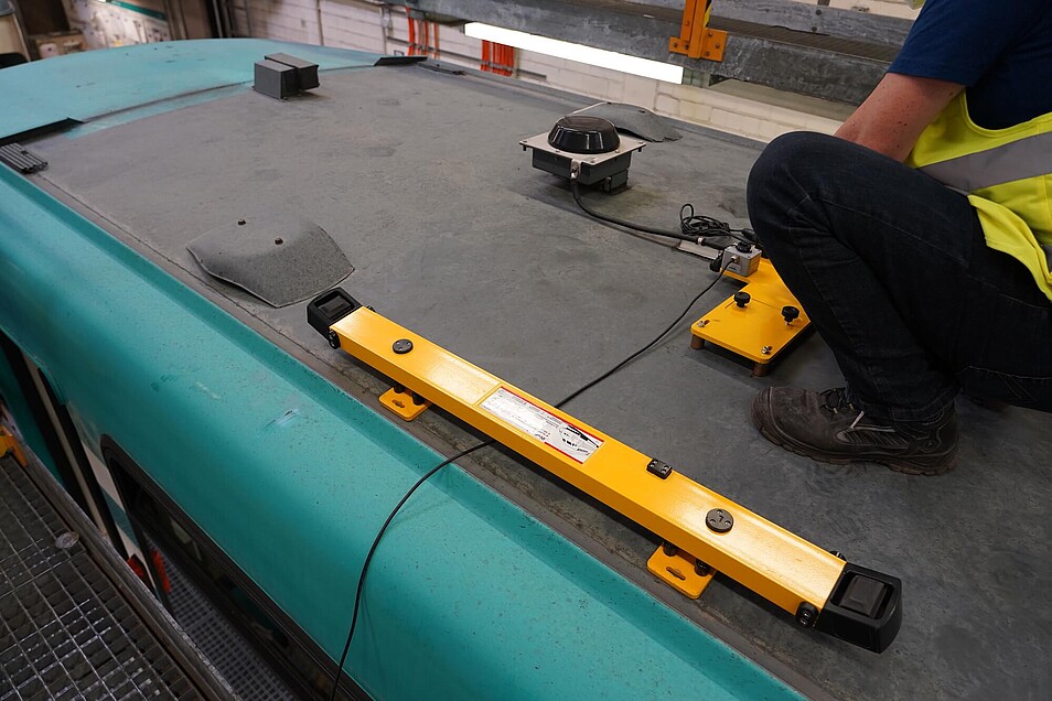 Messgeräte werden auf dem Dach des Messzuges installiert