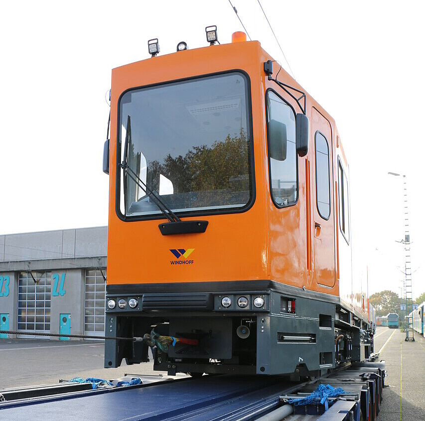 Das Gleisarbeitsfahrzeug GAF auf einem Anhänger.