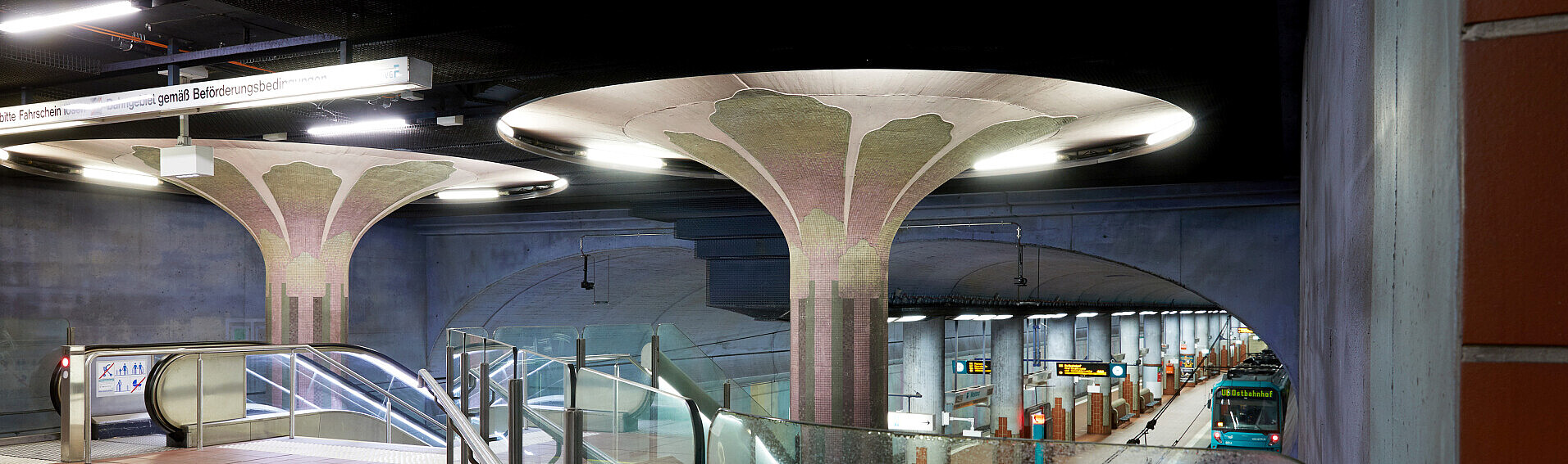 Station Westend, links sind Rolltreppen und rechts die Gleise