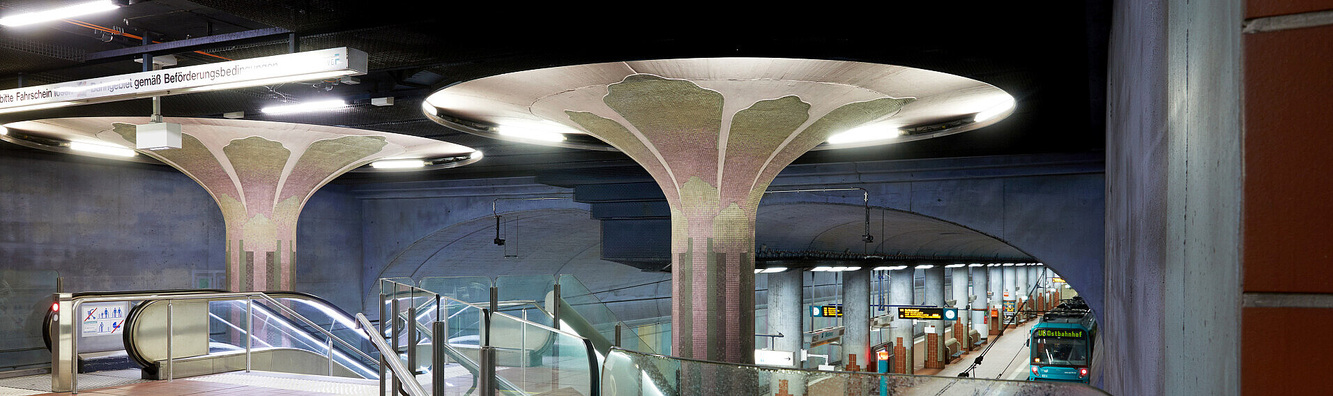 Station Westend, links sind Rolltreppen und rechts die Gleise