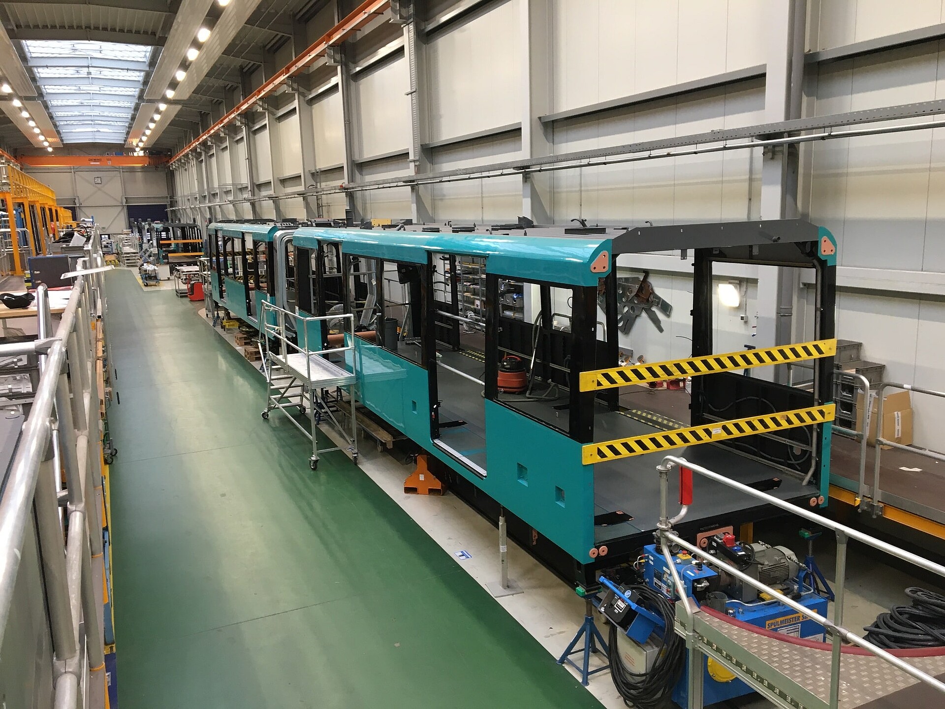 Technische Prüfung eines Mittelwagens im Betriebshof. 