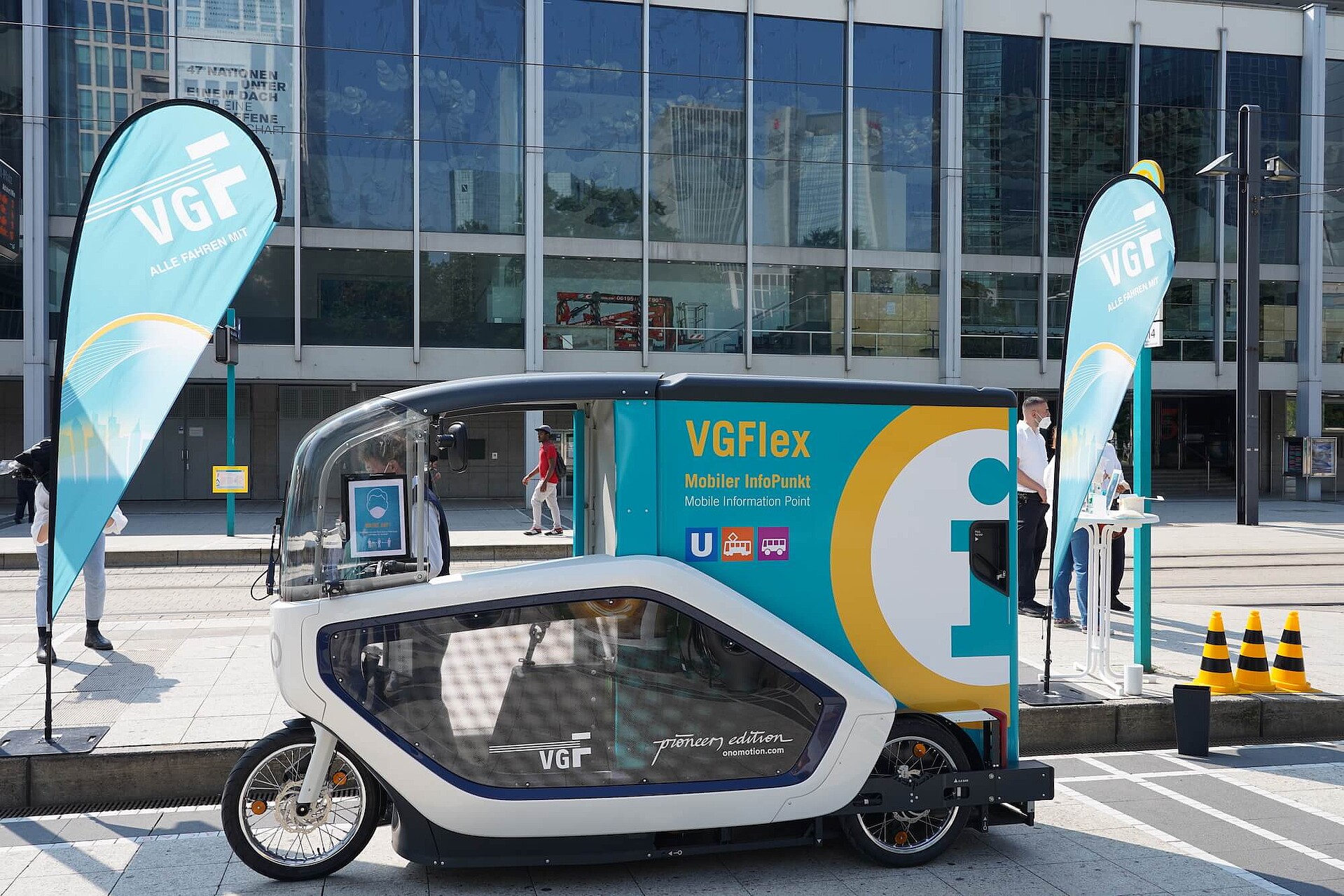 Lastenfahrrad VGFlex und VGF-Beachflags am Willy-Brandt-Platz.