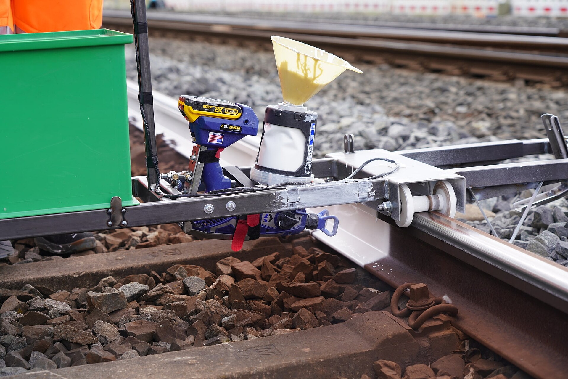 Detailaufnahme der Gleislackiermaschine bei der Arbeit.