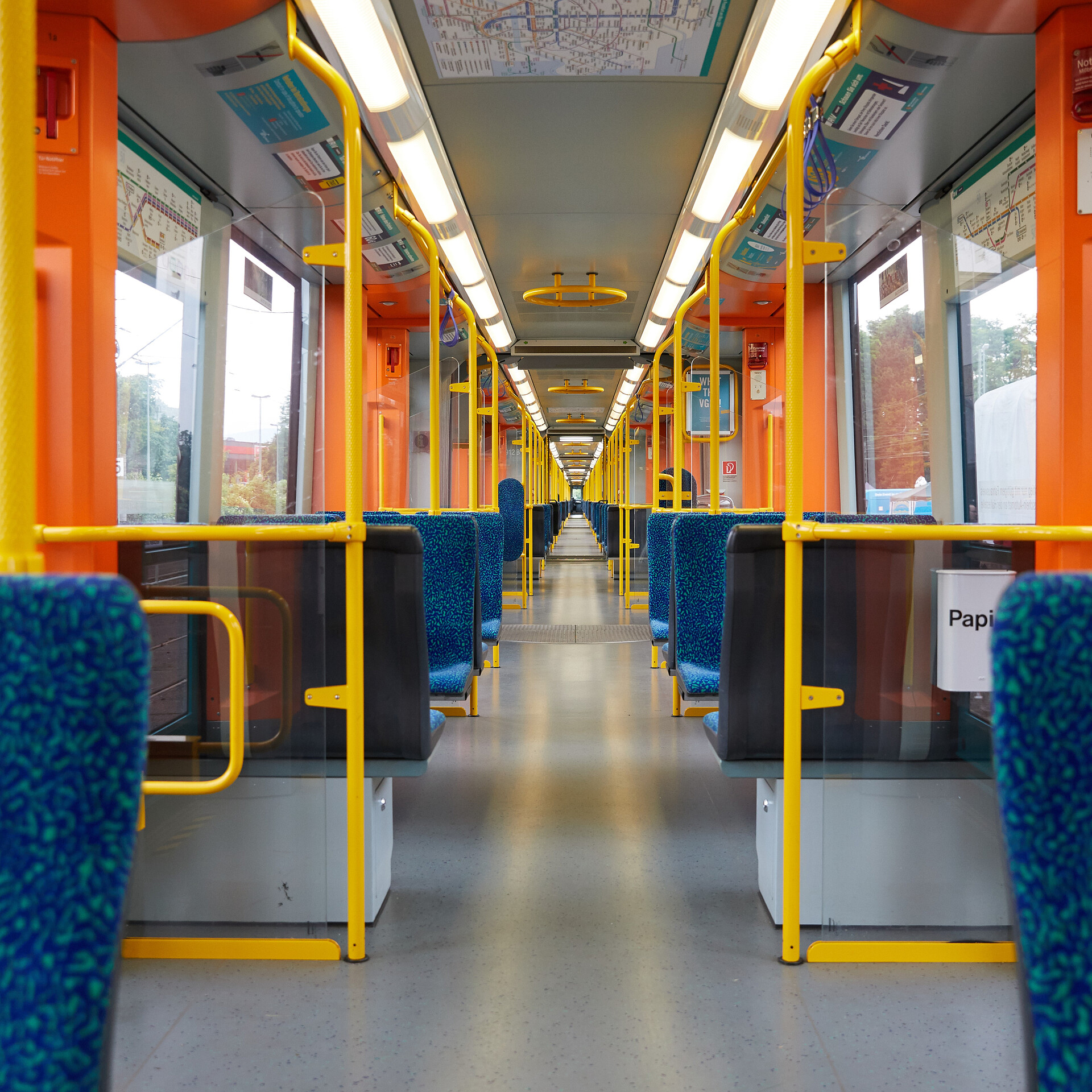 Innenraum einer VGF-U-Bahn in Frankfurt.