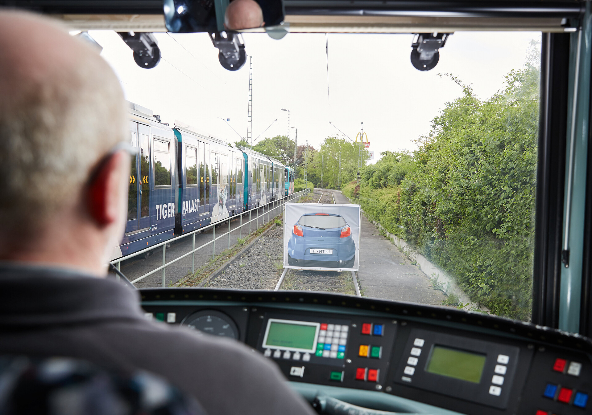 Test des eines Fahrerassistent-Systems. ein Fahrer fährt auf ein auf den Gleisen aufgebautees Hindernis zu.