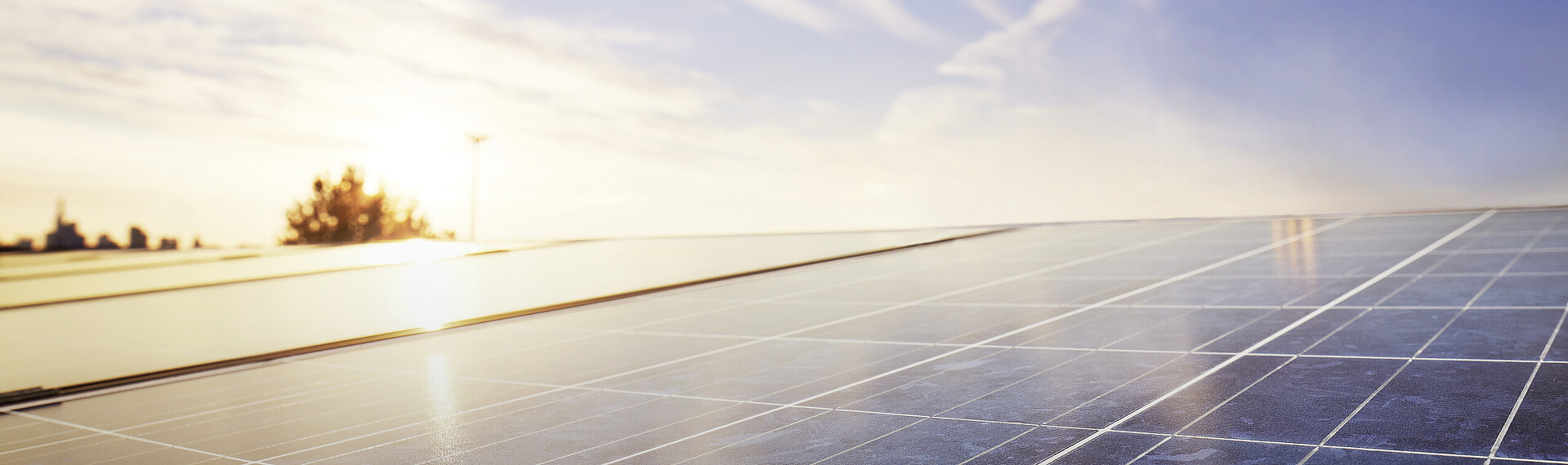 Solarpaneele, Sonnenschein und blauer Himmel.