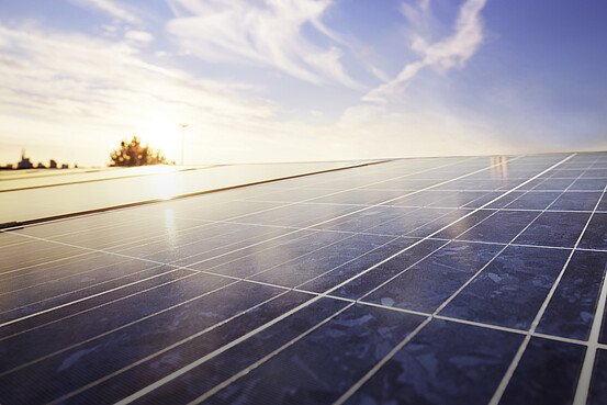 Solarpaneele, Sonnenschein und blauer Himmel.