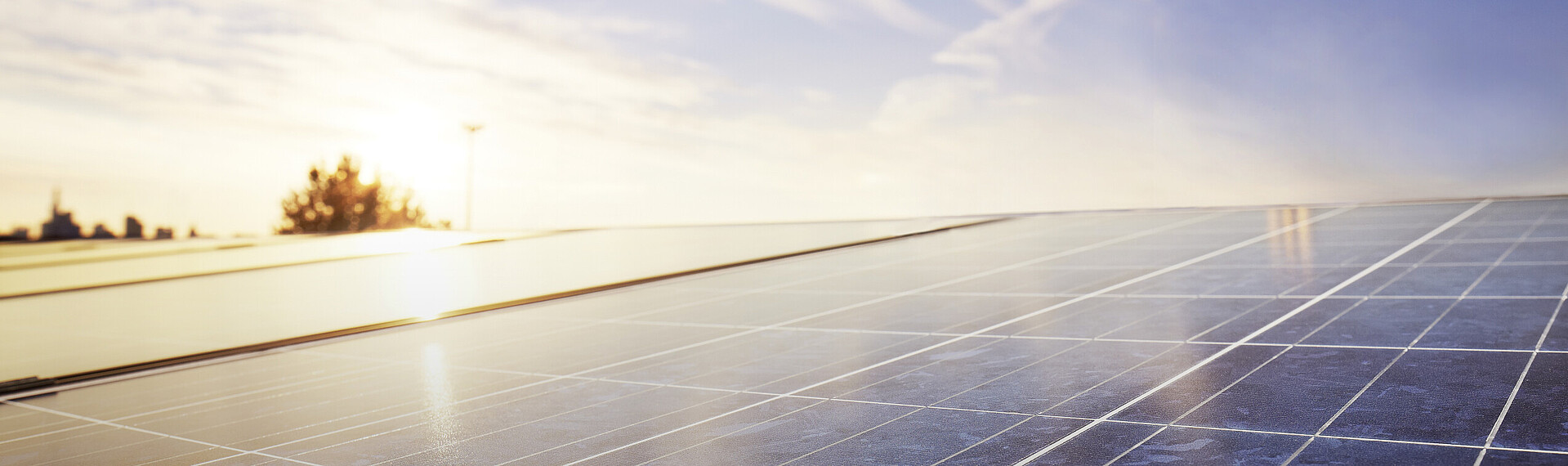 Solarpaneele, Sonnenschein und blauer Himmel.