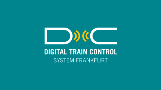 Logo von Digital Train Contol: stilisierte Darstellung der Buchstaben D, T und C auf Untergrund in Subarublau, Unterzeile "Digital Train Control System Frankfurt"