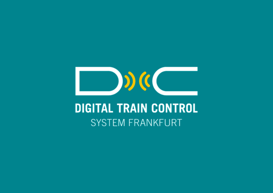 Logo von Digital Train Contol: stilisierte Darstellung der Buchstaben D, T und C auf Untergrund in Subarublau, Unterzeile "Digital Train Control System Frankfurt"