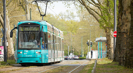S-Wagen an der Eissporthalle
