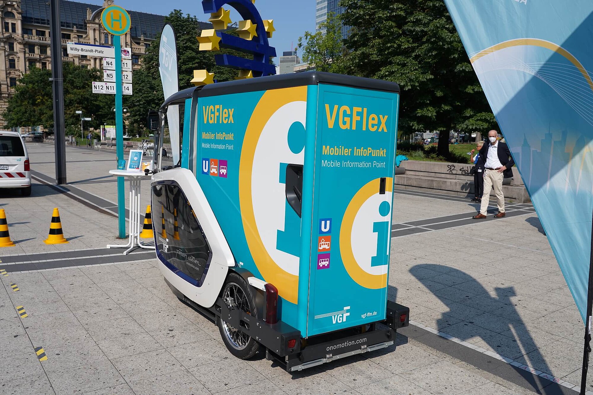 Rückansicht Lastenfahrrad VGFlex und VGF-Beachflags am Willy-Brandt-Platz.