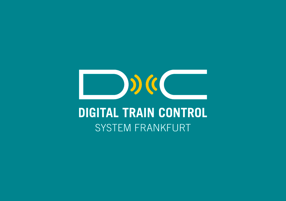 DTC-Logo: Text "DTC Digital Train Control System Frankfurt" in weißer Schrift vor subarufarbenem Hintergrund.
