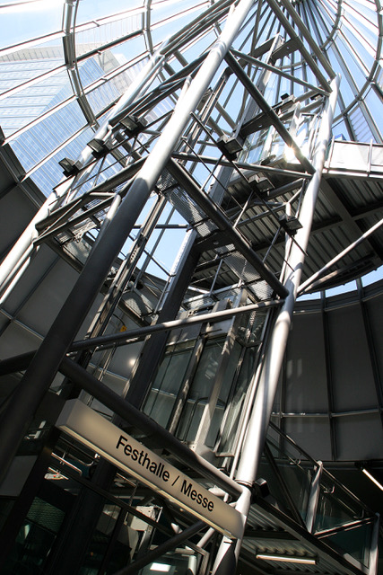 Aufzug an der Haltestelle Festhalle/Messe, Blick in die Kuppel.