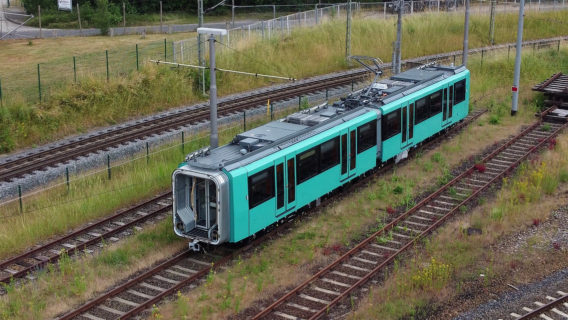 "U5"-Mittelteil: Ein U-Bahn-Wagen mit Wagenübergängen an beiden Enden.