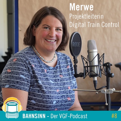 Merwe, Projektleiterin Digital Train Control, lacht vor einem Podcast-Mikro. Unten steht BAHNSINN - der VGF Podcast #8.
