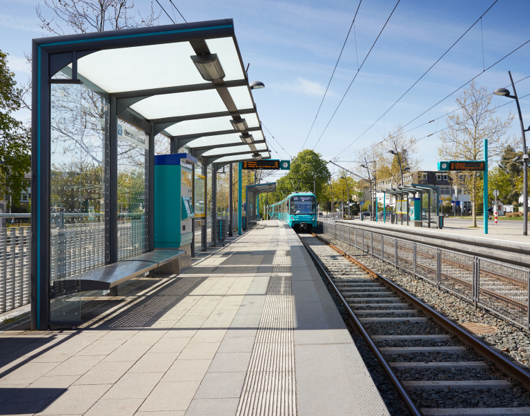Haltestelle Oberursel Bahnhof bei sonnigem Wetter, gerade fährt die Stadtbahn U3 Richtung Oberursel Hohemark ein.