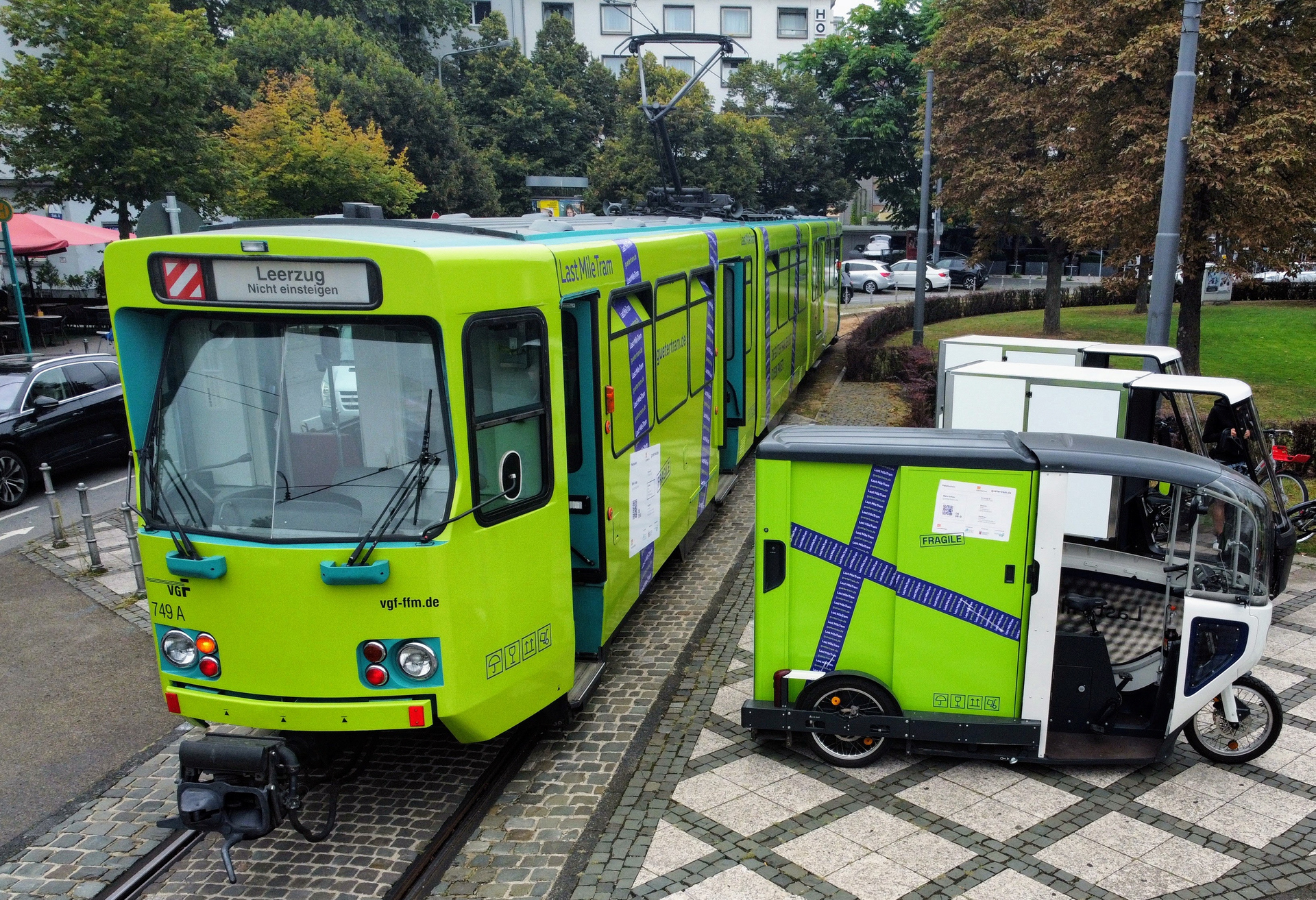 Gütertram und Elektro-Lieferrad bei der ersten Fahrt an der Zooschleife.